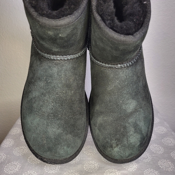 UGGs Low Top Shearling Ankle Boots in Black size 6 - Picture 7 of 11